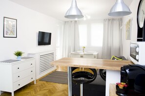 Deluxe-huoneisto, 1 makuuhuone, parveke | Olohuone | 40–tuumainen taulutelevisio, jossa kaapelikanavat