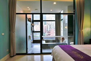 活泉双人套房 | 高档床上用品、羽绒被、加厚床垫、办公桌