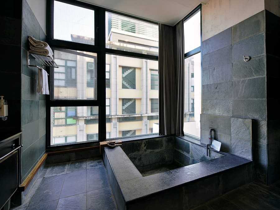 Familienzimmer | Badezimmer | Badewanne und Dusche (separat), Quellwasserbad, Regendusche