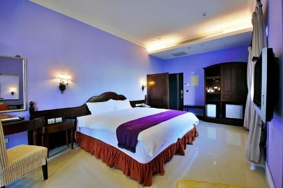 Premium bedding, down comforters, pillowtop beds, desk