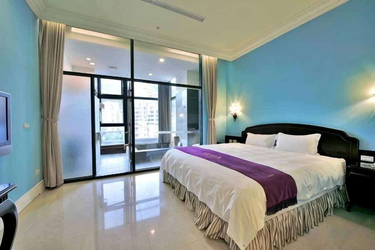 Premium bedding, down duvets, pillow-top beds, desk