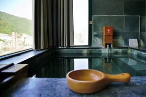 Separate tub and shower, spring water tub, rainfall showerhead - Muen Hot Spring Hotel (Jiaoxi)