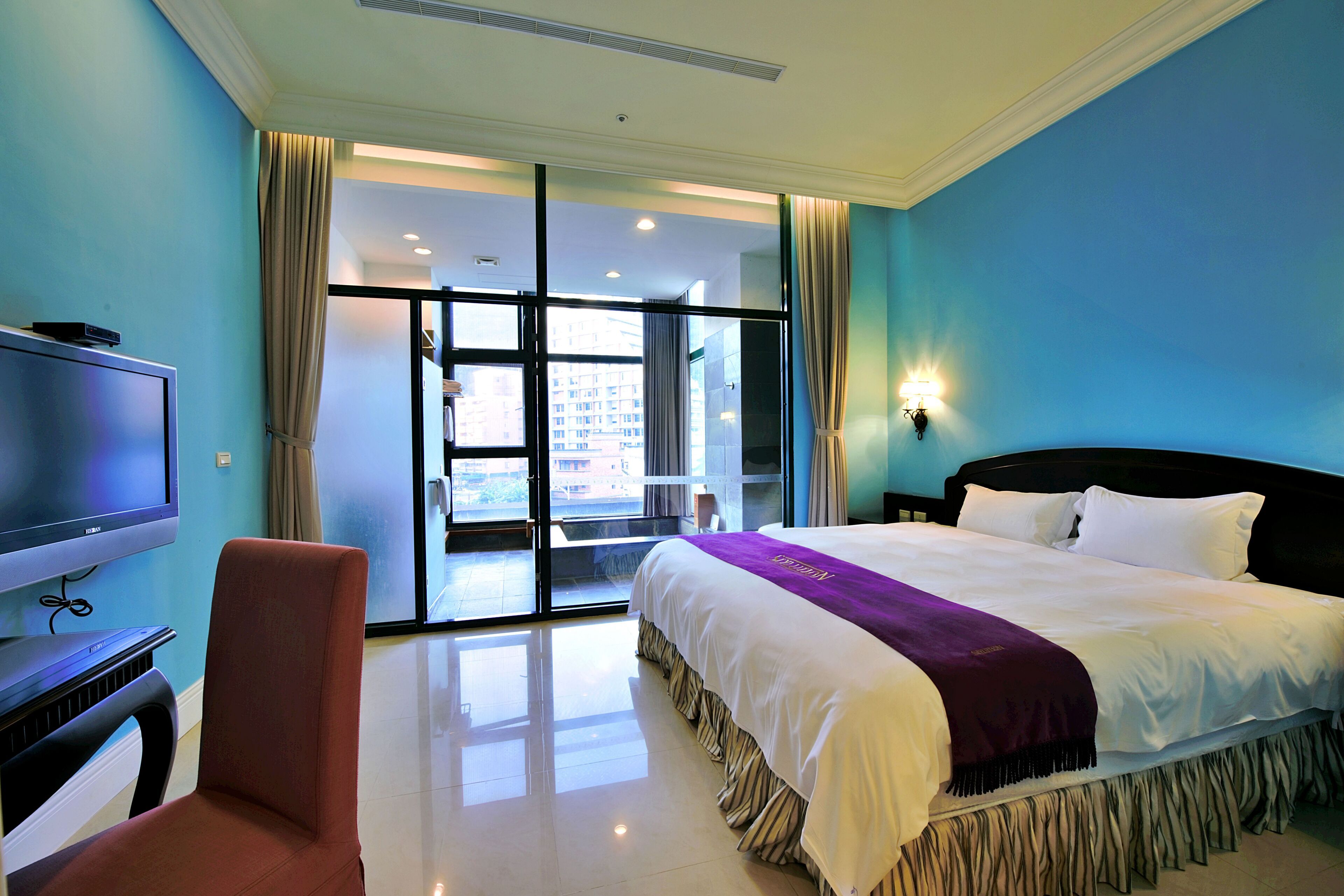 deluxe suite (offer in-room aroma diffuser and essential oil) | premium bedding, down duvets, pillow-top beds, desk