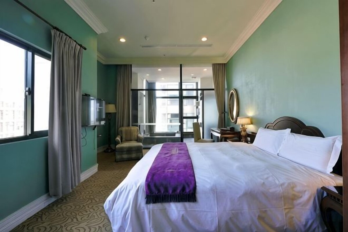 Premium bedding, down duvets, pillow-top beds, desk