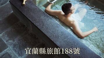 Baignoire et douche séparées, baignoire d'eau douce