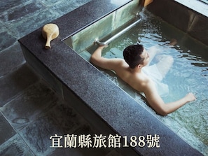 Separate bathtub and shower, spring water bathtub, rainfall showerhead - Muen Hot Spring Hotel (Jiaoxi)