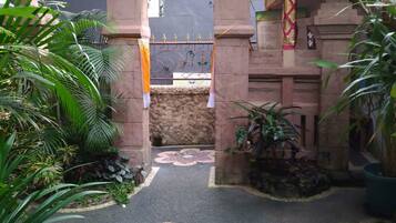 Pintu masuk properti