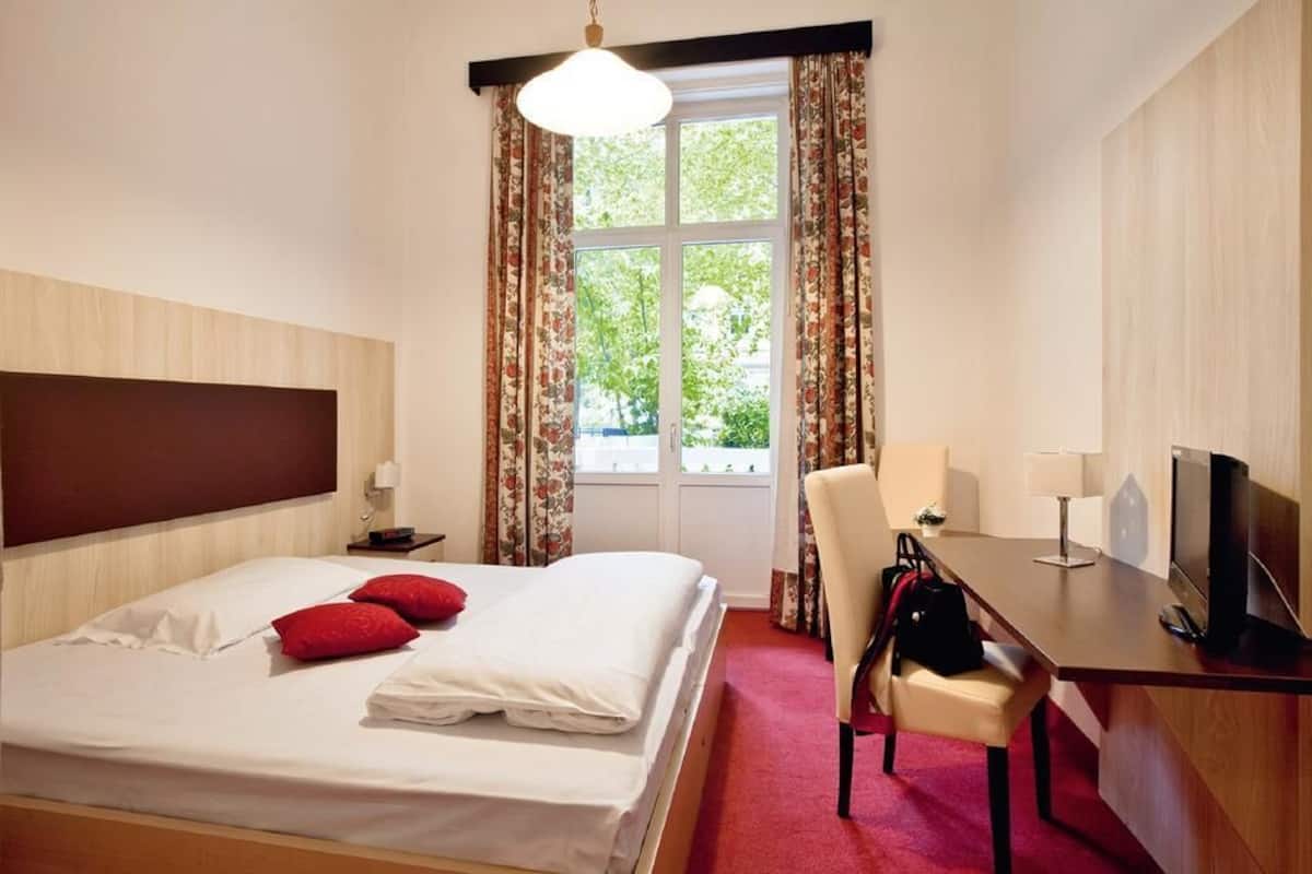 Standaard eenpersoonskamer ("M") | Een kluis op de kamer, individueel gedecoreerd, individueel gemeubileerd