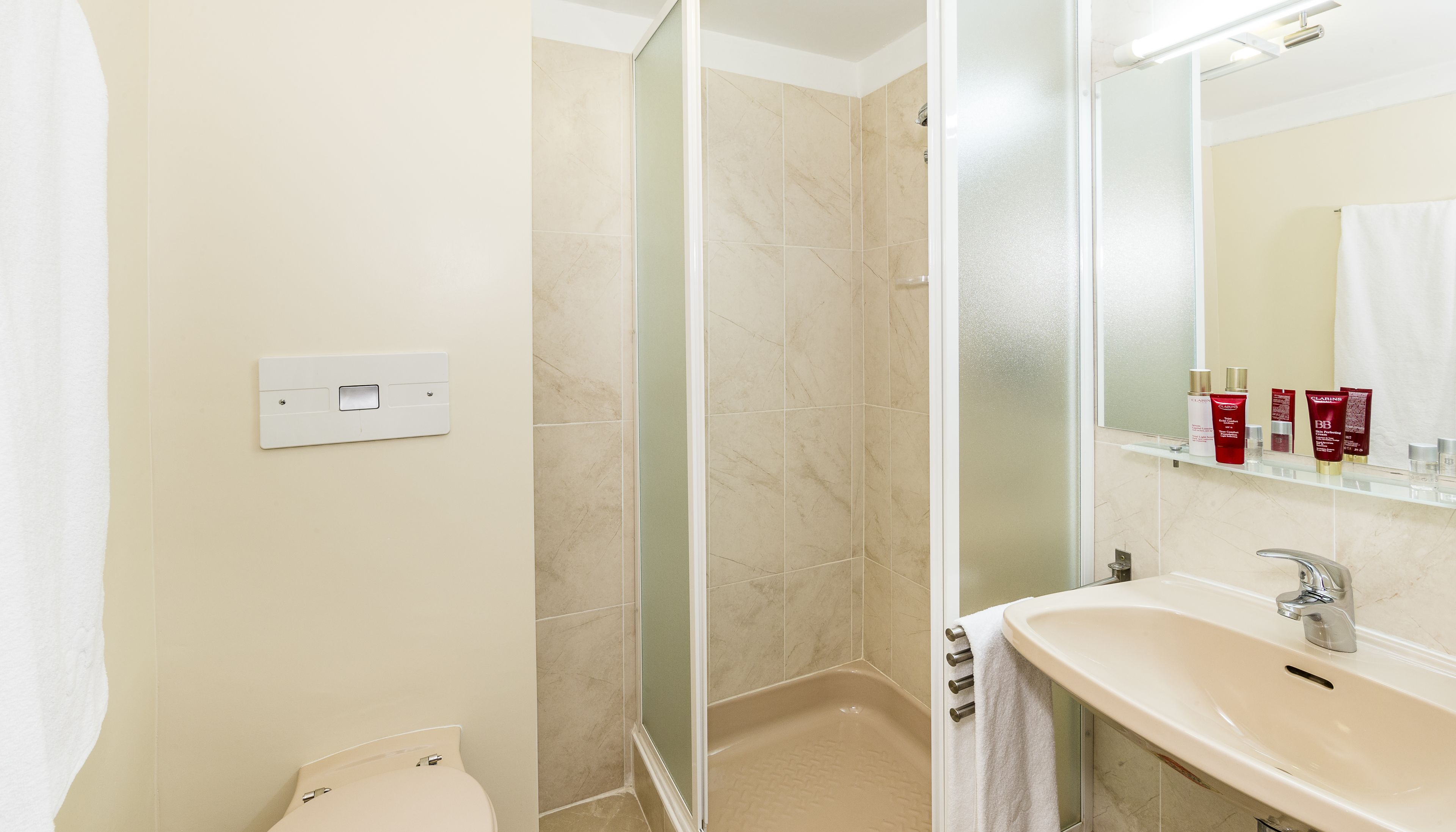 Un baño con ducha, inodoro y lavamanos.