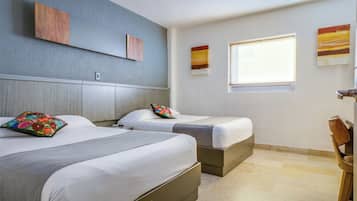 Senior Suite, Kitchen | Hypo-allergenic bedding, blackout curtains, soundproofing