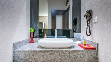 Suite junior | Baño | Ducha, cabezal de ducha tipo lluvia, secador de pelo y toallas