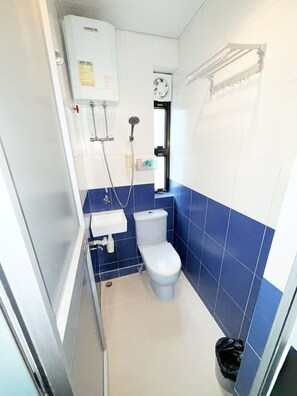 Economy Triple Room | Bathroom | Hair dryer, slippers, towels - Apple Hostel (Kowloon)
