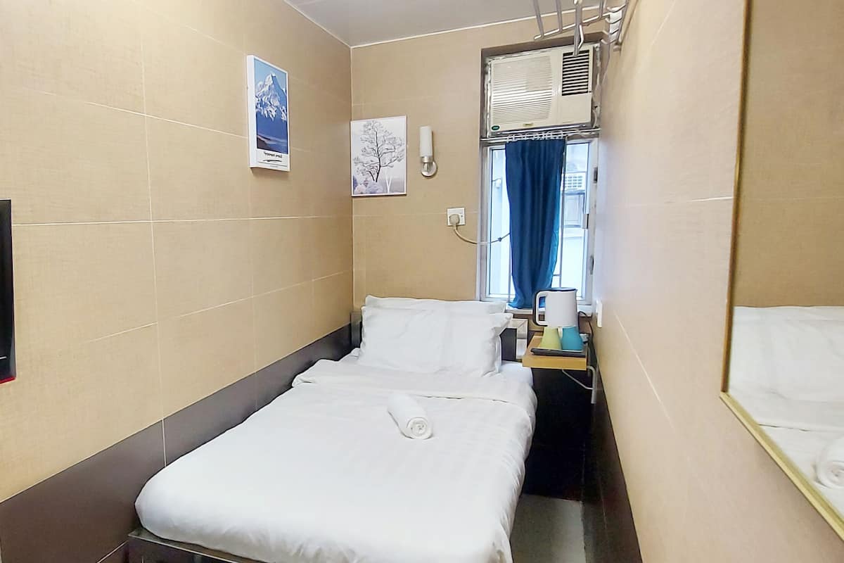 Habitación individual estándar, baño compartido | Tabla de planchar con plancha, wifi gratis, ropa de cama