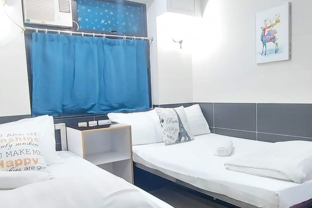 Tabla de planchar con plancha, wifi gratis, ropa de cama