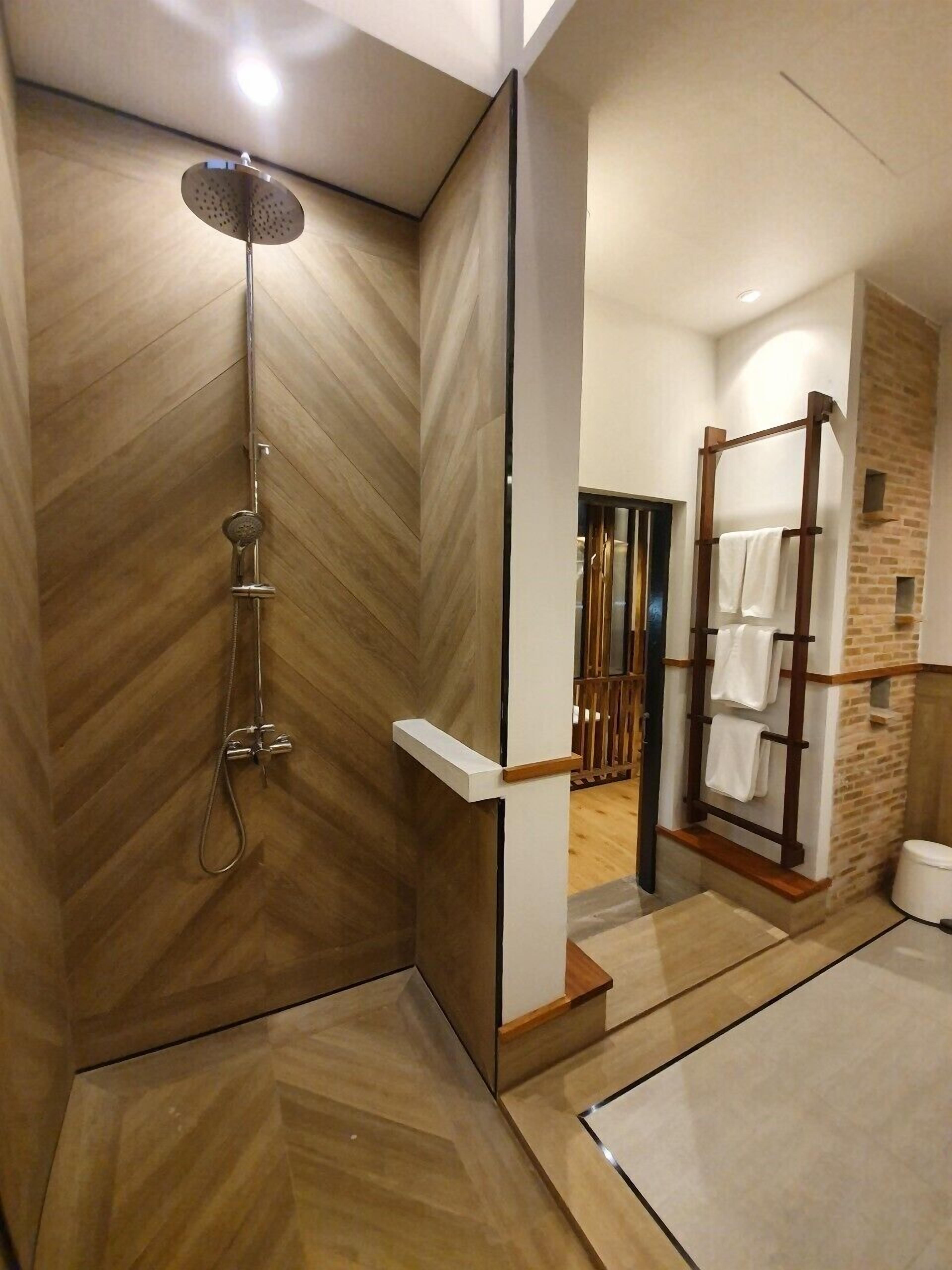 grand deluxe plus  | bathroom shower