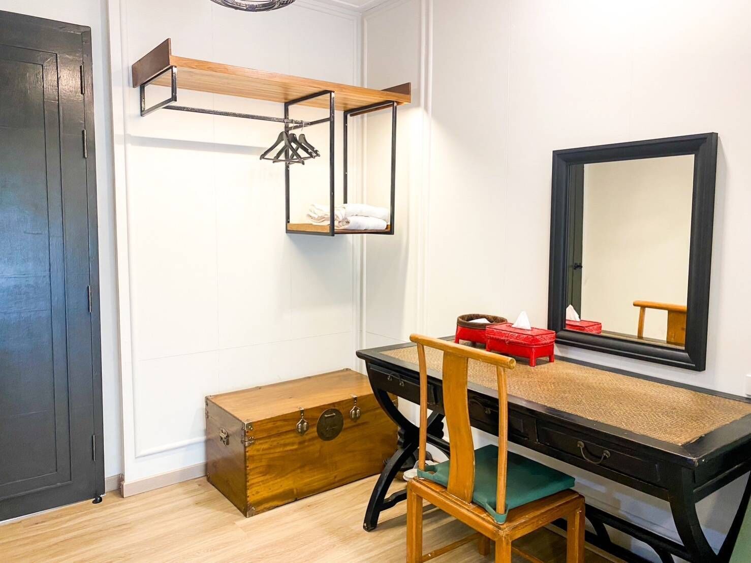 grand deluxe room | living area