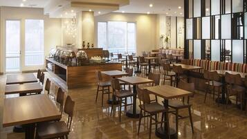 Breakfast and dinner served