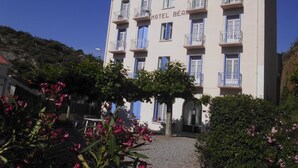 A multi-story building with balconies and a sign reading "HOTEL BEAR". - Hotel Résidence BEAR (Port-Vendres)