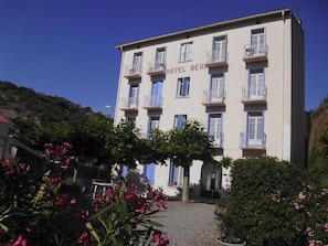 A multi-story building with balconies and a sign reading "HOTEL BEAR". - Hotel Résidence BEAR (Port-Vendres)
