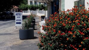 A hotel entrance with a sign indicating the reception area. - Hotel Résidence BEAR (Port-Vendres)