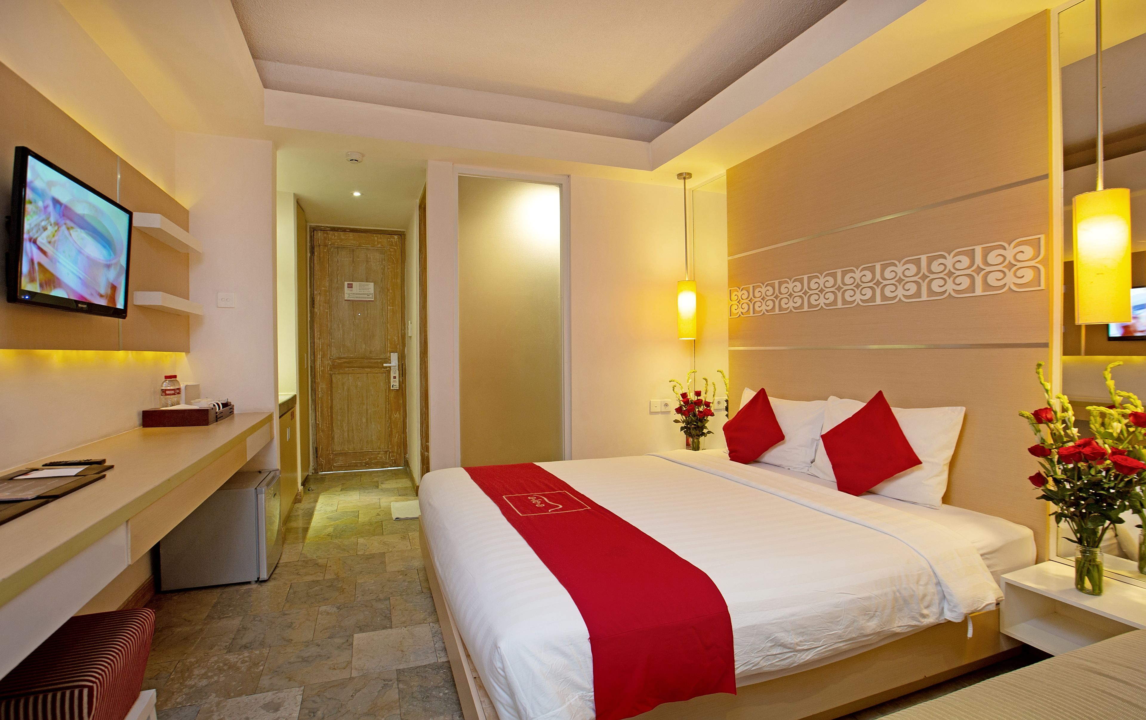Une chambre d’hôtel avec un lit, un bureau, une télévision et une salle de bain.