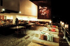 Petit déjeuner, déjeuner et dîner servis sur place, vue sur la piscine