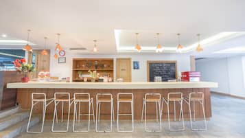 Se sirven desayunos, comidas y cenas con vista a la alberca