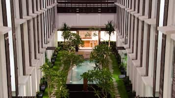 2 outdoor pools