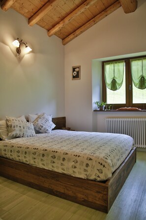 Cribs/infant beds, rollaway beds, free WiFi