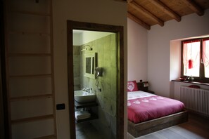 Cribs/infant beds, rollaway beds, free WiFi - Agriturismo Le Radici (Blessagno)