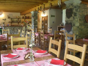 Breakfast, lunch, dinner served; local cuisine - Agriturismo Le Radici (Blessagno)