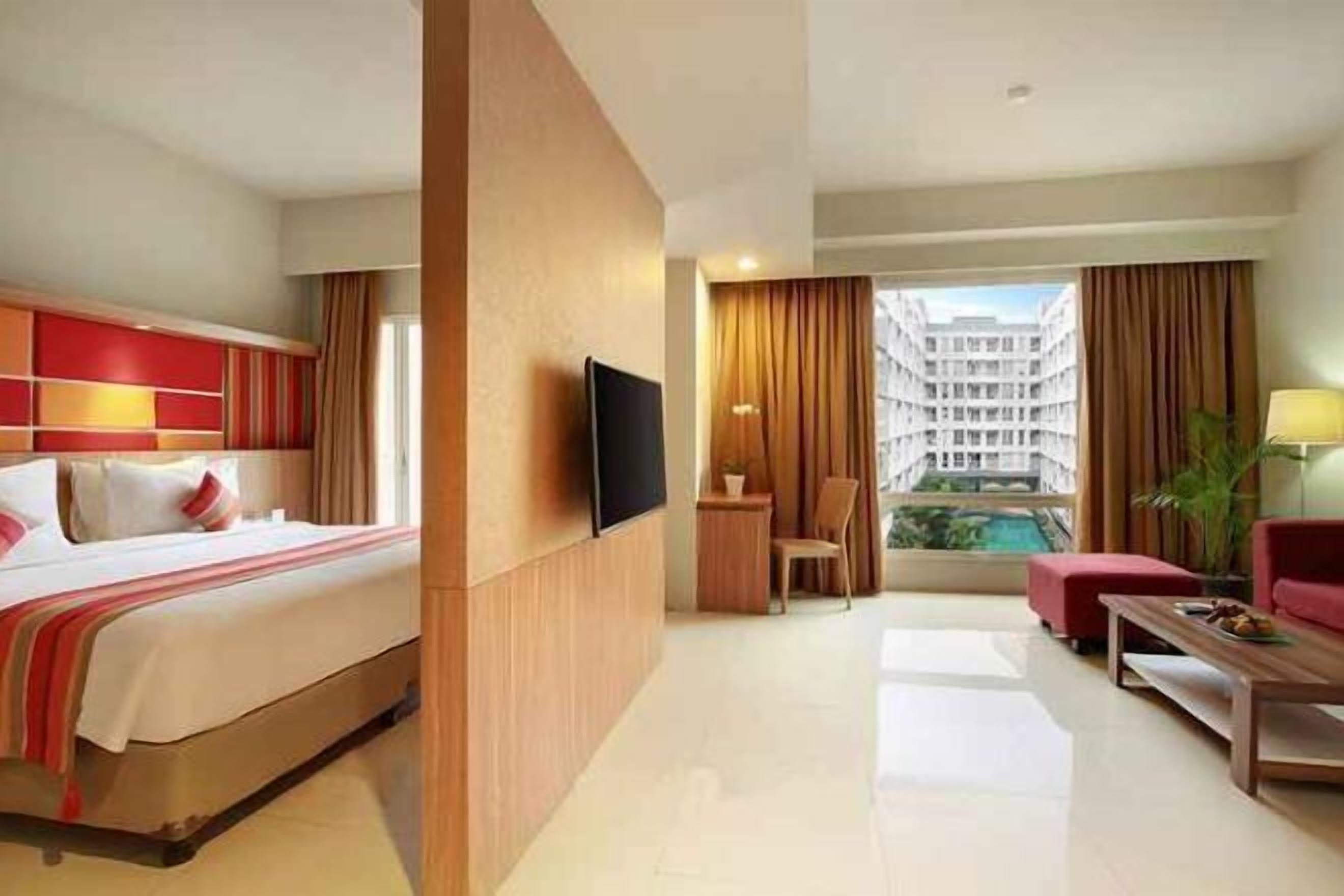 Een kluis op de kamer, individueel gemeubileerd, een bureau