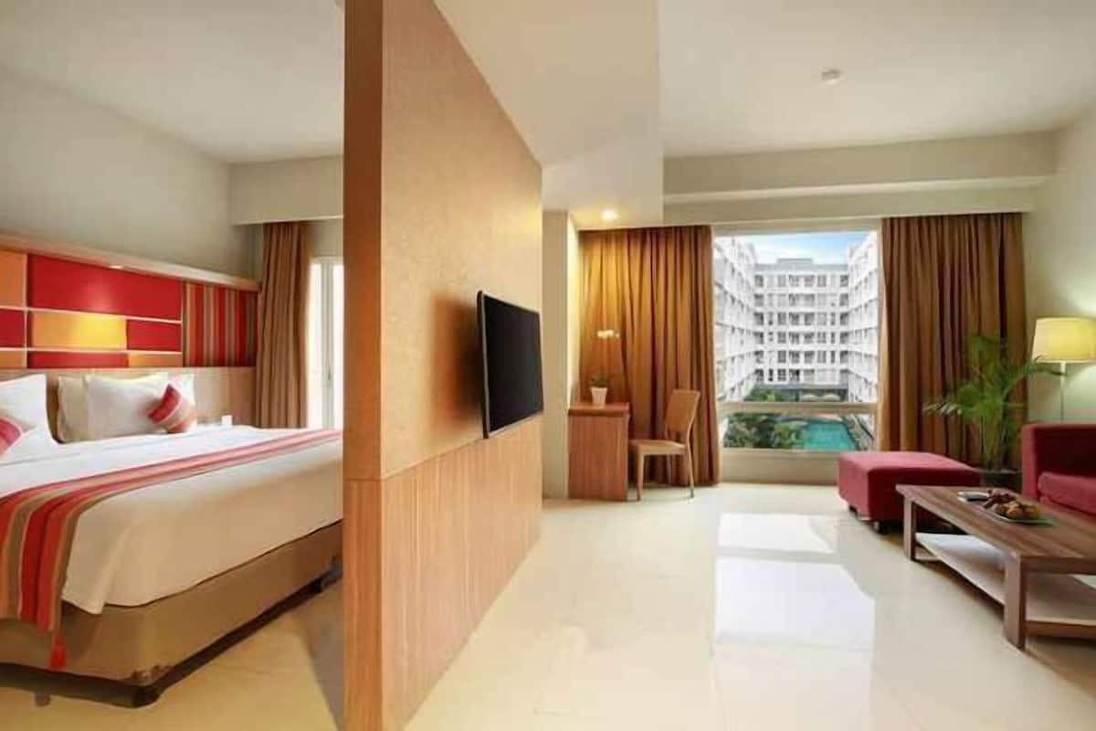 Een kluis op de kamer, individueel gemeubileerd, een bureau