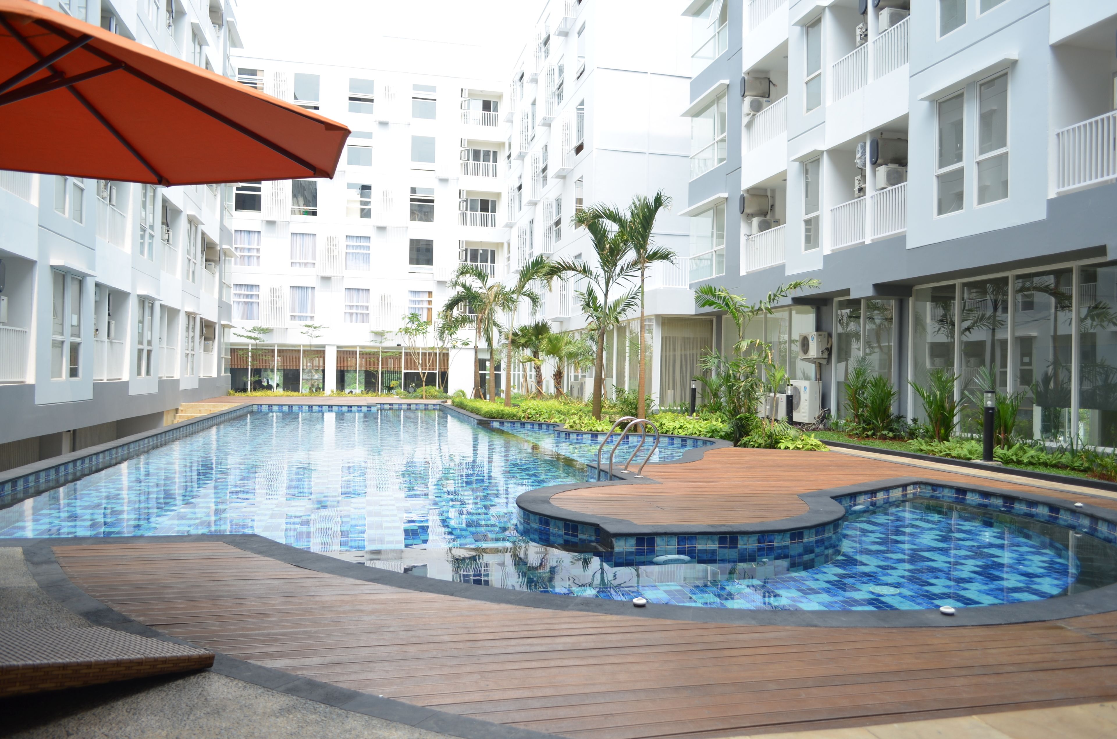 Outdoor pool, pool loungers