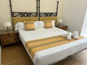 Superior Double Room | Desk, rollaway beds, bed sheets - Hospedería Santa Cruz (San Lorenzo de El Escorial)