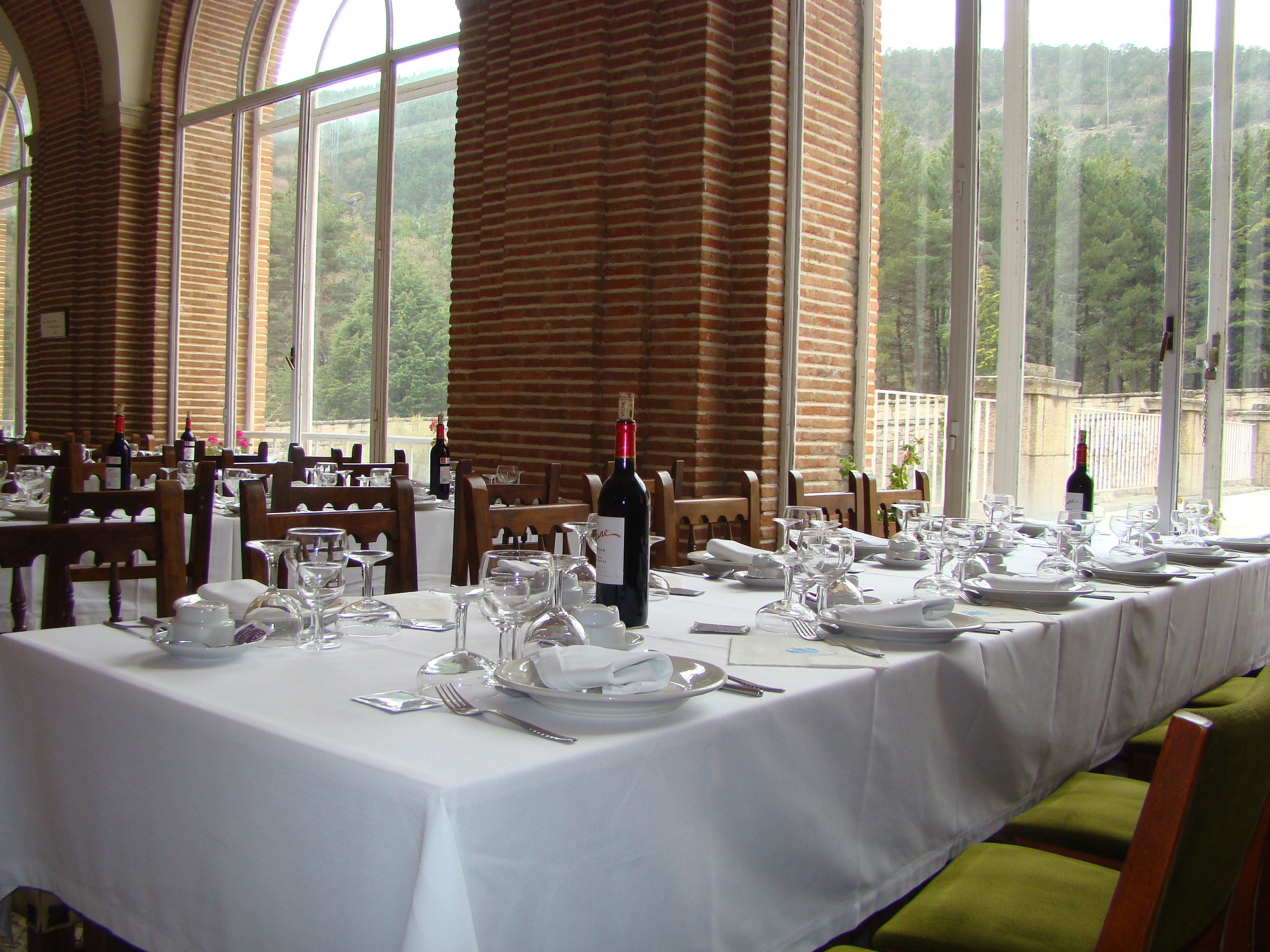 Petit déjeuner, déjeuner et dîner servis sur place, vue sur le jardin