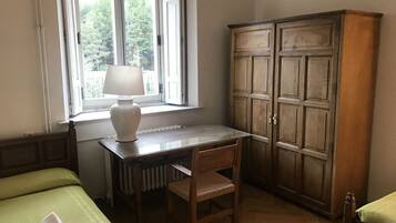 Tweepersoonskamer | Een bureau, extra bedden, beddengoed