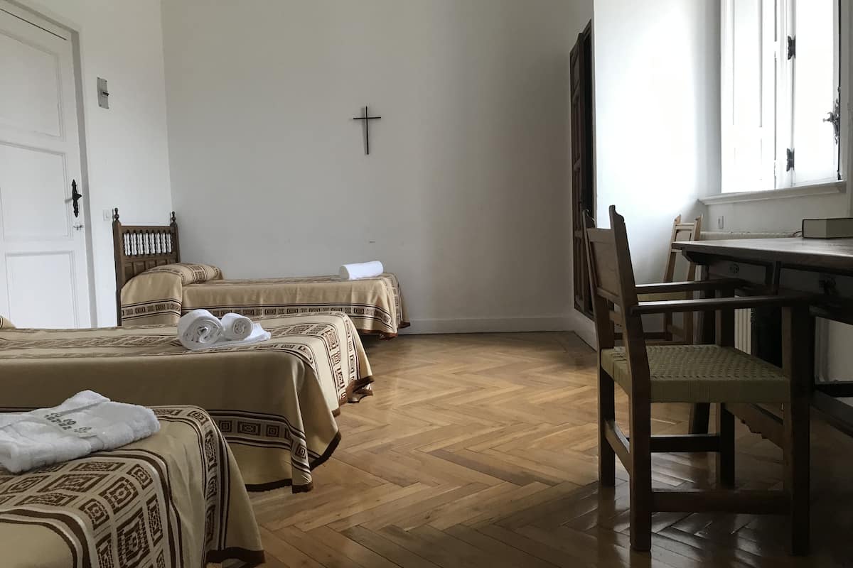 Escritorio, camas plegables/adicionales y ropa de cama