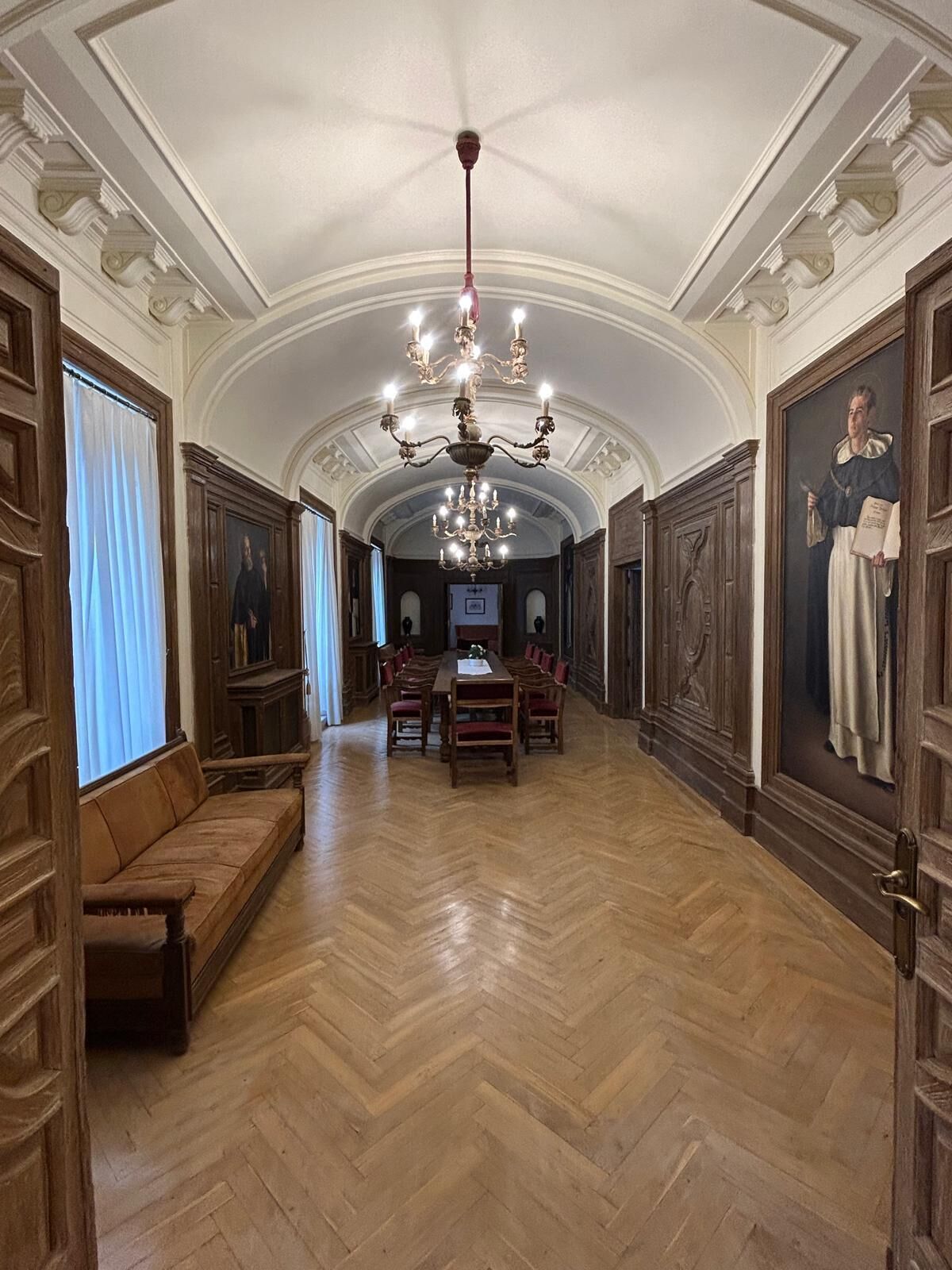 Desk, rollaway beds, bed sheets