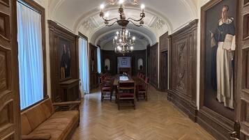 Desk, rollaway beds, bed sheets