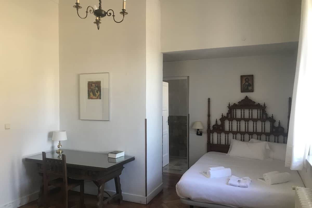 Escritorio, camas plegables/adicionales y ropa de cama
