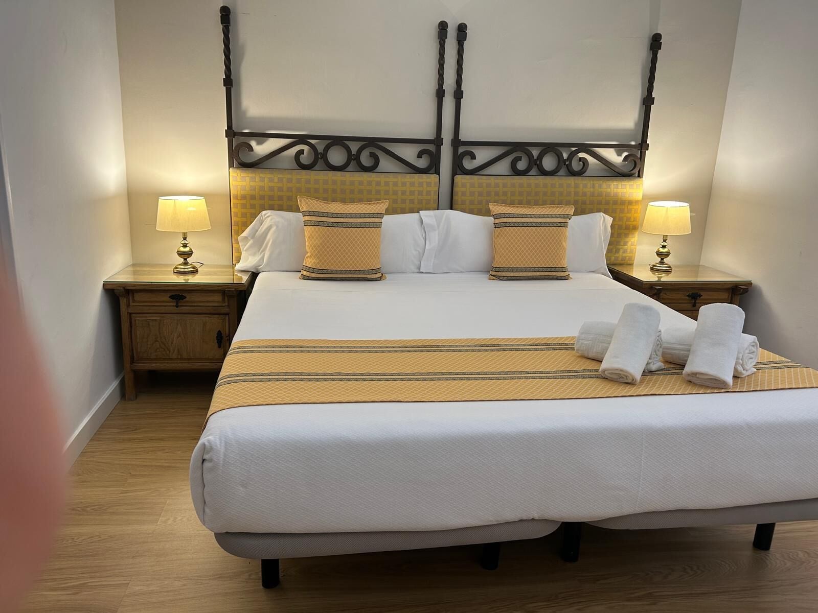 Superior tweepersoonskamer | Een bureau, extra bedden (toeslag), beddengoed