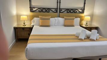 Superior tweepersoonskamer | Een bureau, extra bedden (toeslag), beddengoed