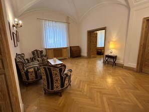 Desk, rollaway beds, bed sheets