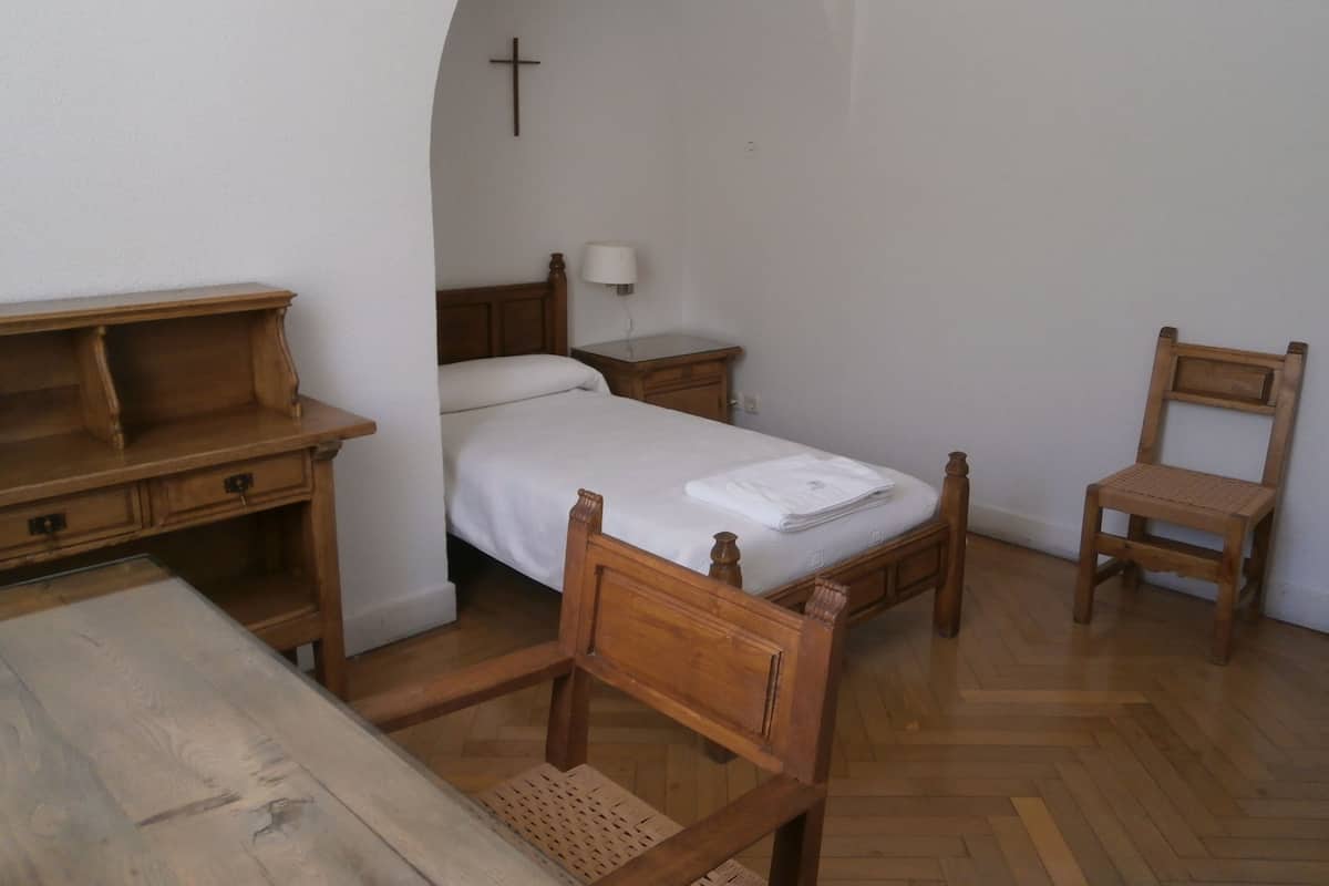 Escritorio, camas plegables/adicionales y ropa de cama