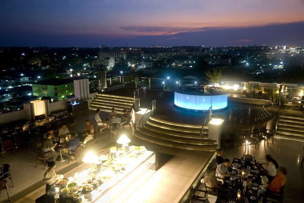 Breakfast, lunch, dinner served; international cuisine 