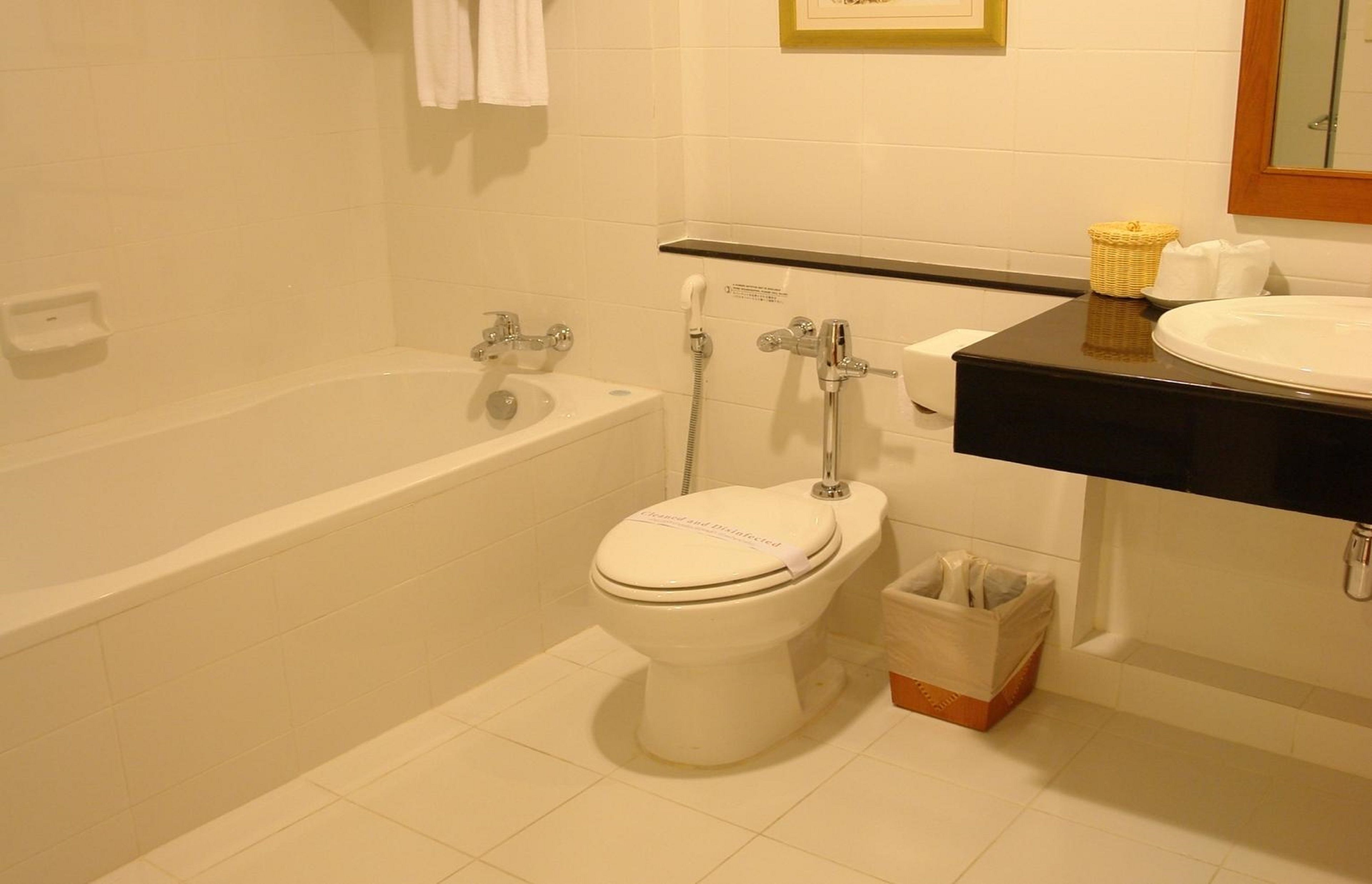 Un baño con bañera, inodoro y lavamanos.