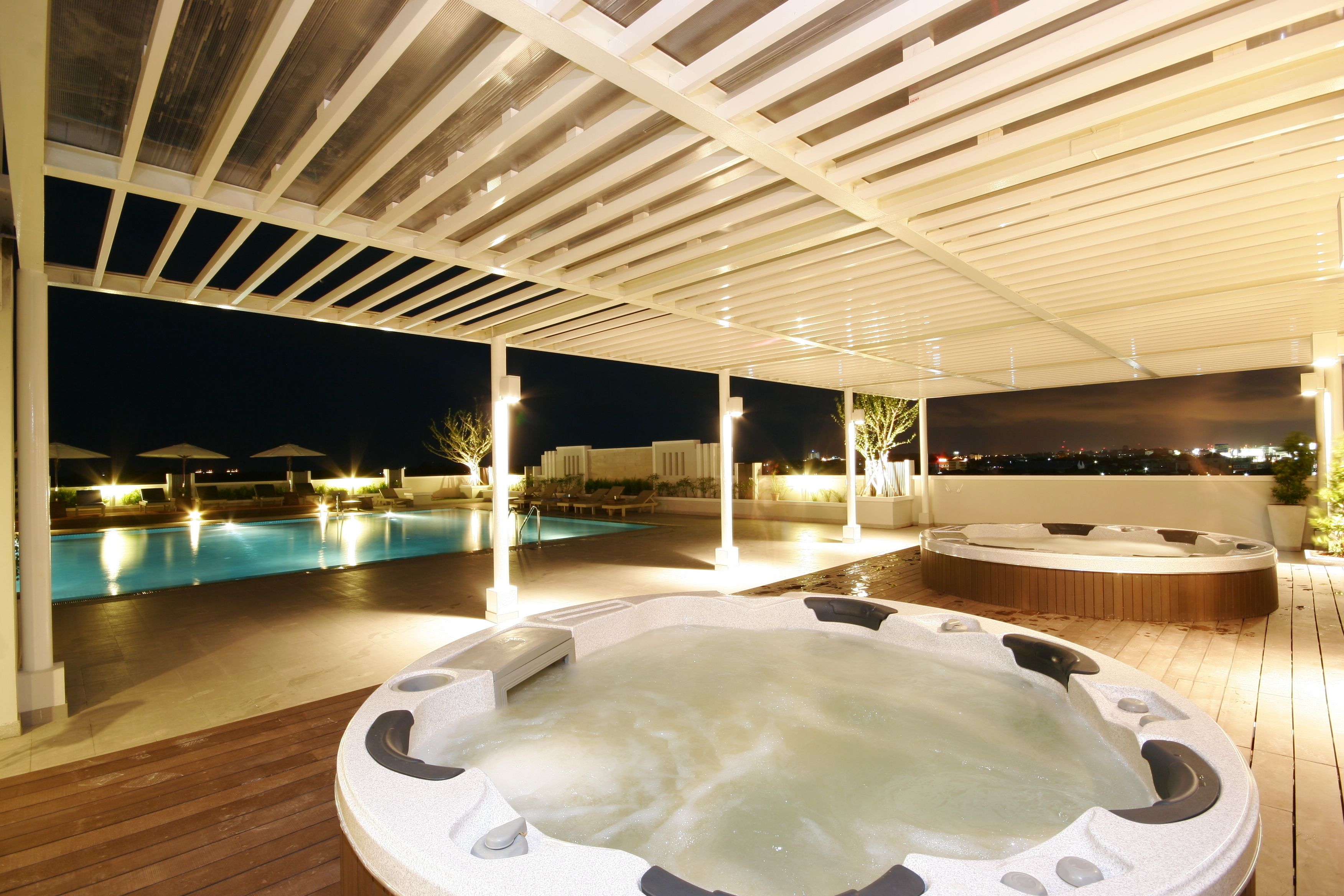 Outdoor spa tub