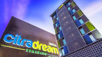 Ett hotellskylt med namnen ”Citra Dream” och ”Hotel Semarang” syns.
