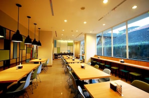 Breakfast, lunch, dinner served; Indonesian cuisine